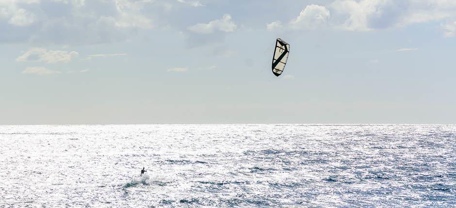 Kitesurfing na plaży w El Médano Miejsca kitesurfingowe na Teneryfie