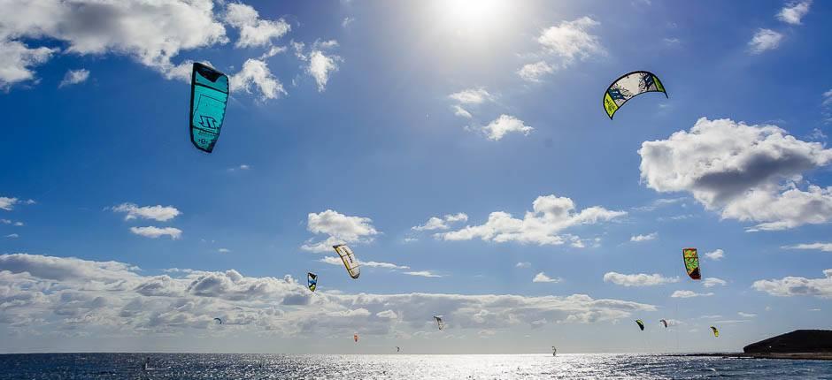 Kitesurfing na plaży w El Médano Miejsca kitesurfingowe na Teneryfie