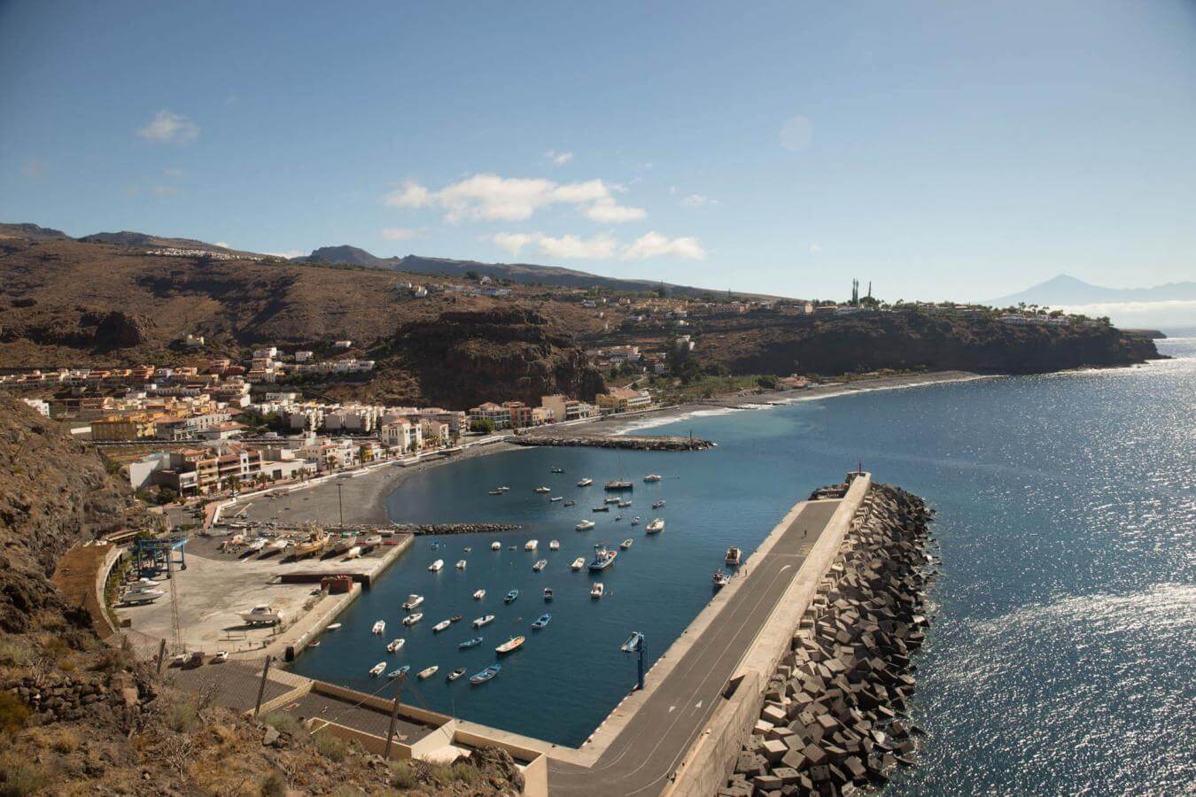 Playa-y-puerto-de-Santiago-La-Gomera