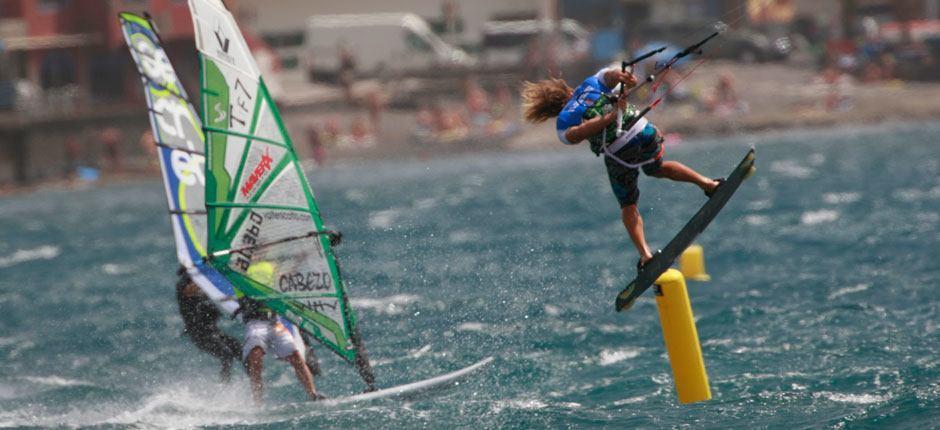 Kitesurfing na plaży w El Médano Miejsca kitesurfingowe na Teneryfie